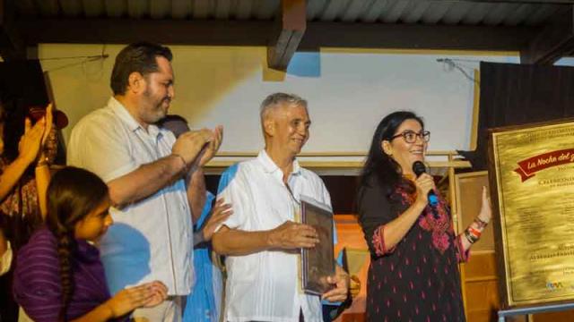 191 Emotiva develación de placa por los 25 años de la obra La Noche del Gran Milagro
