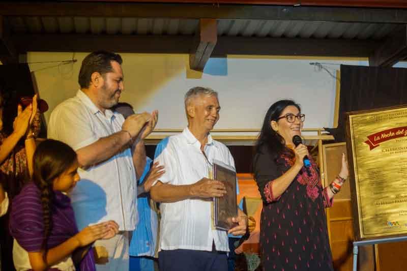 191 Emotiva develación de placa por los 25 años de la obra La Noche del Gran Milagro