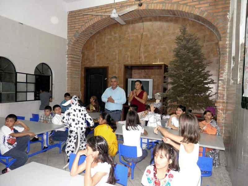 193 Llevan regalos a niños de casas hogar