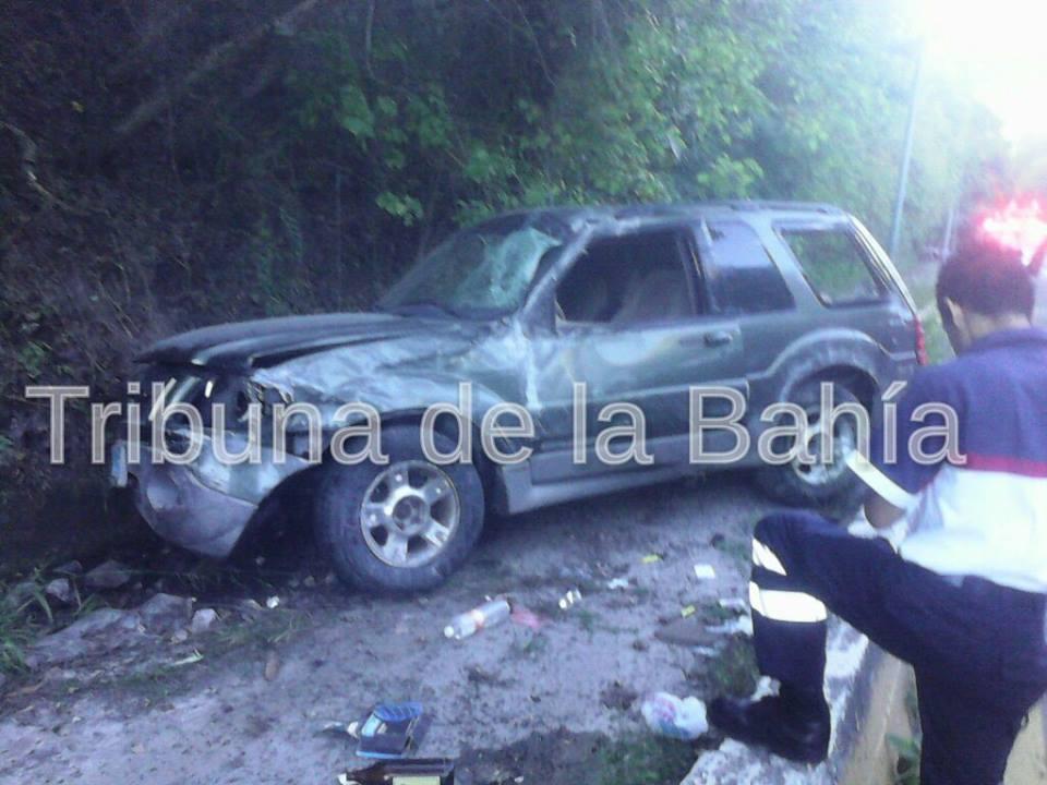 Destroza su camioneta y huye del lugar Destroza su camioneta y huye del lugar