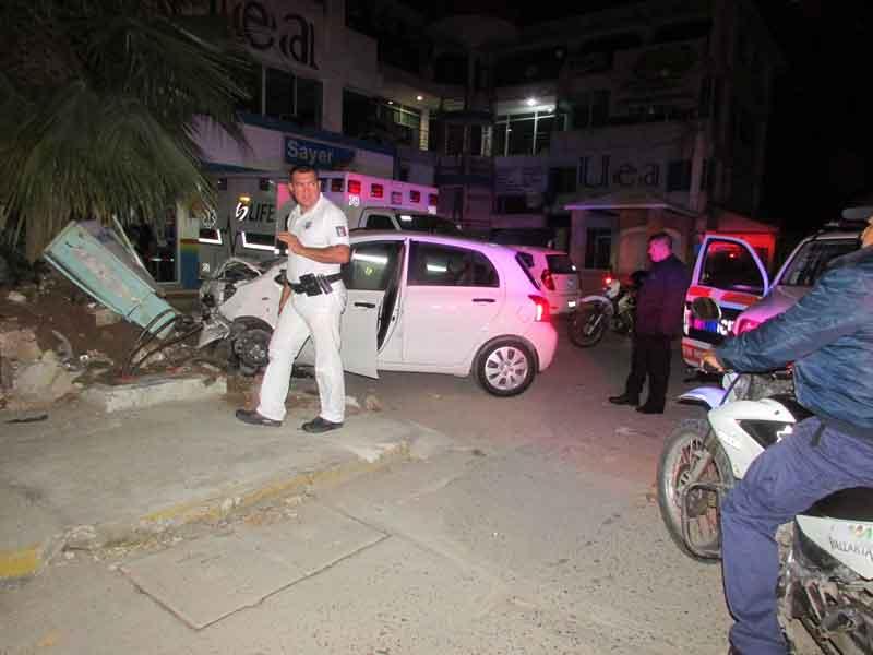 26y273 Mujer se impactó contra jardinera