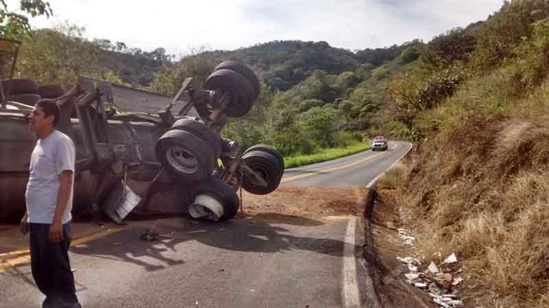 WEB30 Muere en choque y volcadura