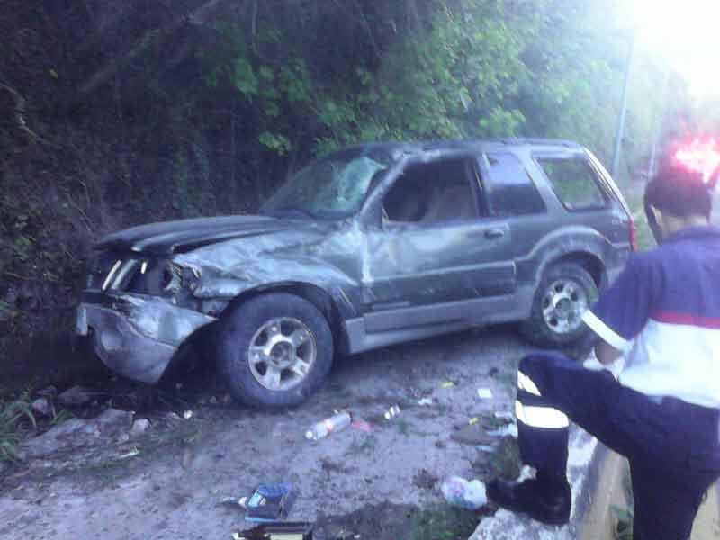 coche Destroza su camioneta y un auto; huyó el responsable