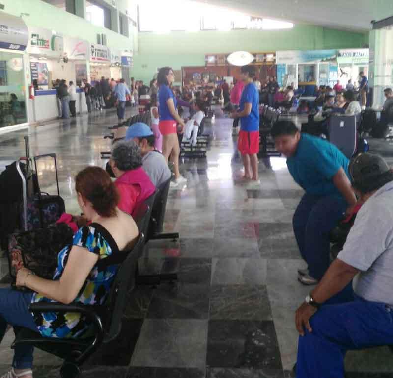webbb Retrasos en llegadas y salidas de autobuses por volcadura de pipa