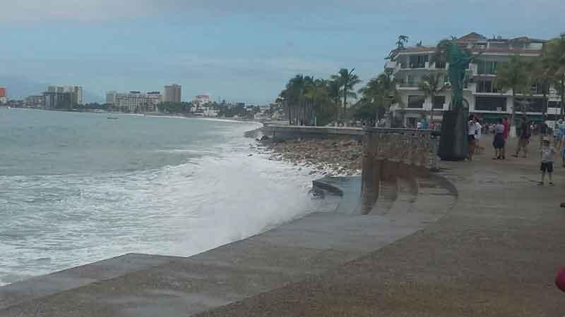 webc Mantienen banderas amarillas por oleaje