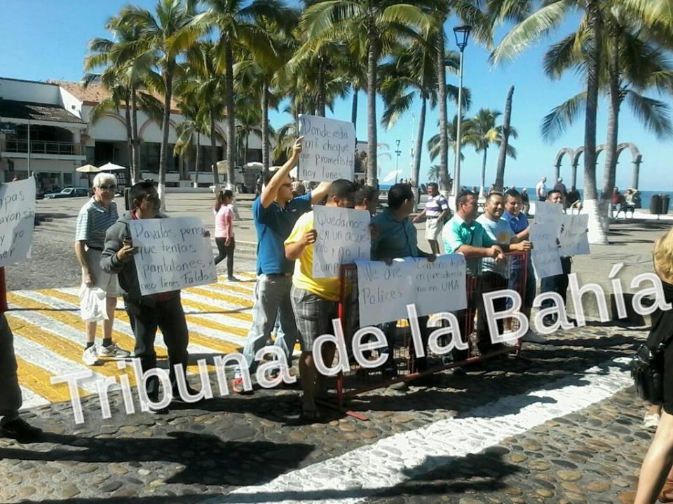 Ex Policias Pto.Vta. Policias separados de su cargo toman calles principales en Puerto Vallarta