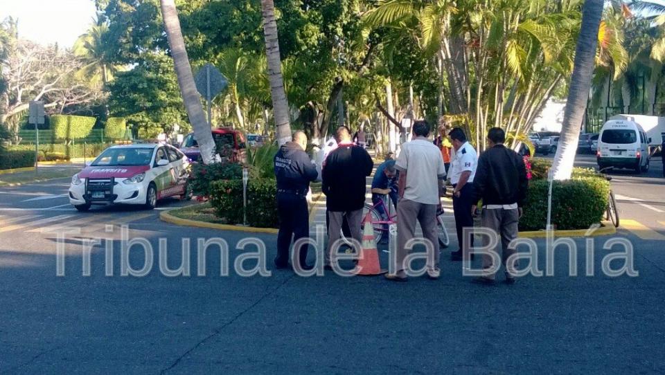 Foto: Heriberto Jimenez Extranjera resulta lesionada al estampar su bicicleta con combi