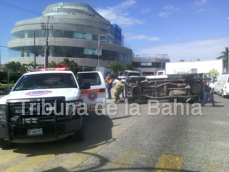 volcadura volcadura en avenida, lo venció el peso del vehículo