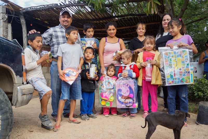 15Ba-(1) Entrega el DIF juguetes a miles de niños de PV