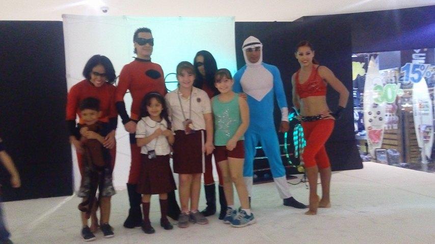 17IN (8) Una familia de súper héroes en Galerías Vallarta