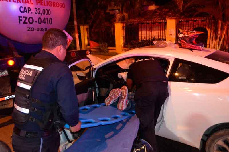 29Sucesos-(1) Conductor de Honda Civic se impacta contra una pipa