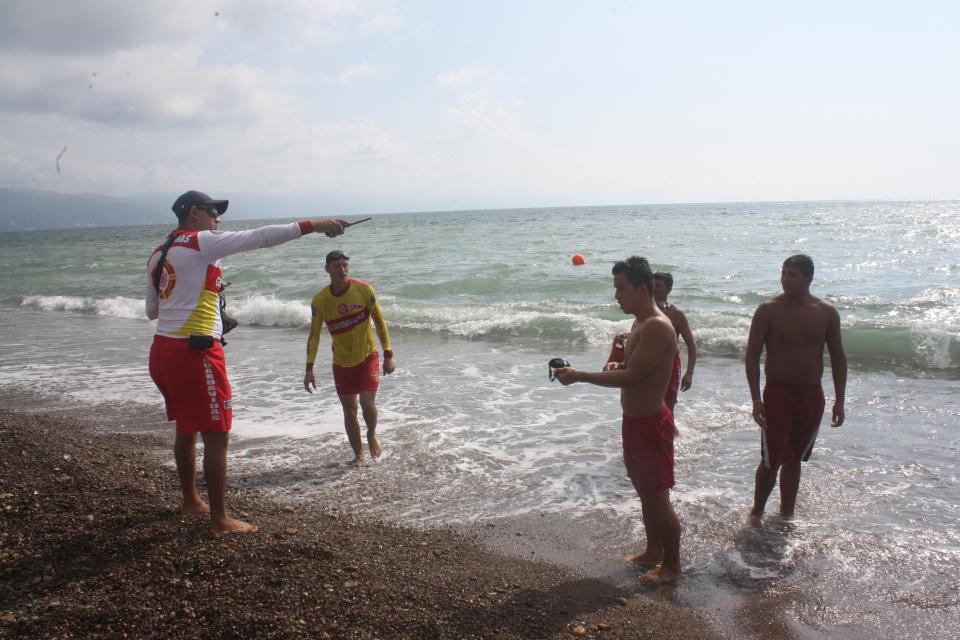 29Sucesos (1) Rescatan a bañistas