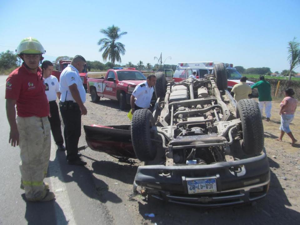 Dos personas resultaron lesionadas luego de volar la camioneta en que viajaban por la carretera que lleva de San José a San Juan de Abajo en el municipio de Bahía de Banderas. Heridos en volcadura