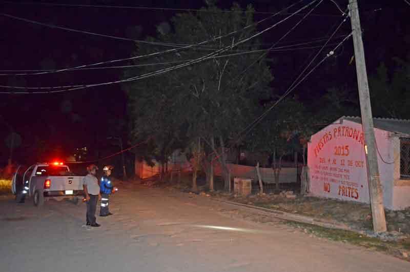 30y31Sucesos-(12) Choca camión con poste y huye dejando daños