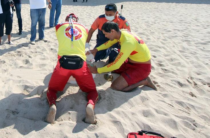 30y31Sucesos (1) Rescatan a menor en playa Los Muertos