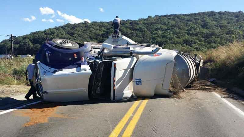 30y31Sucesos-(6) Cierran carretera por volcadura de pipa cargada de combustible