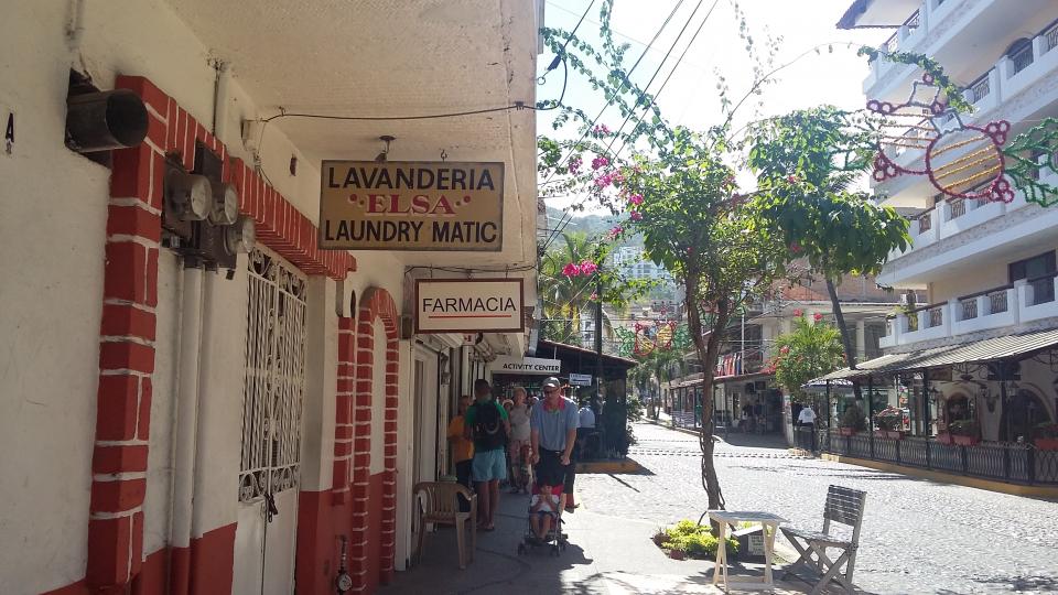 brenda 24 nota a (1) Comercios y comunidad vallartense afecta el alza del dólar
