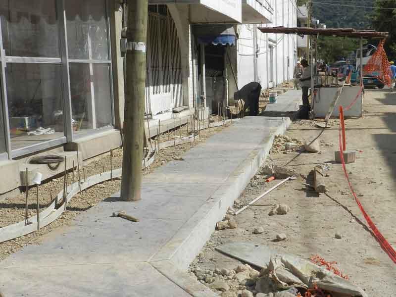 lulu08-nota-C-(1) Ampliación en las banquetas del centro están fuera de tiempo: vecinos