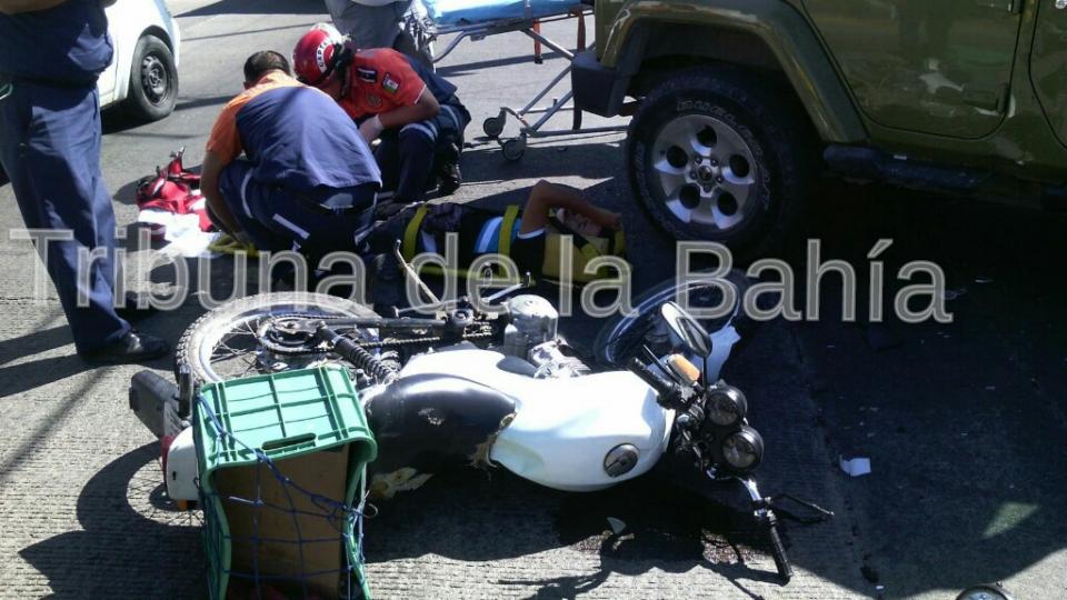 motociclista lesionado Motociclista lesionado al impactarse contra un jeep