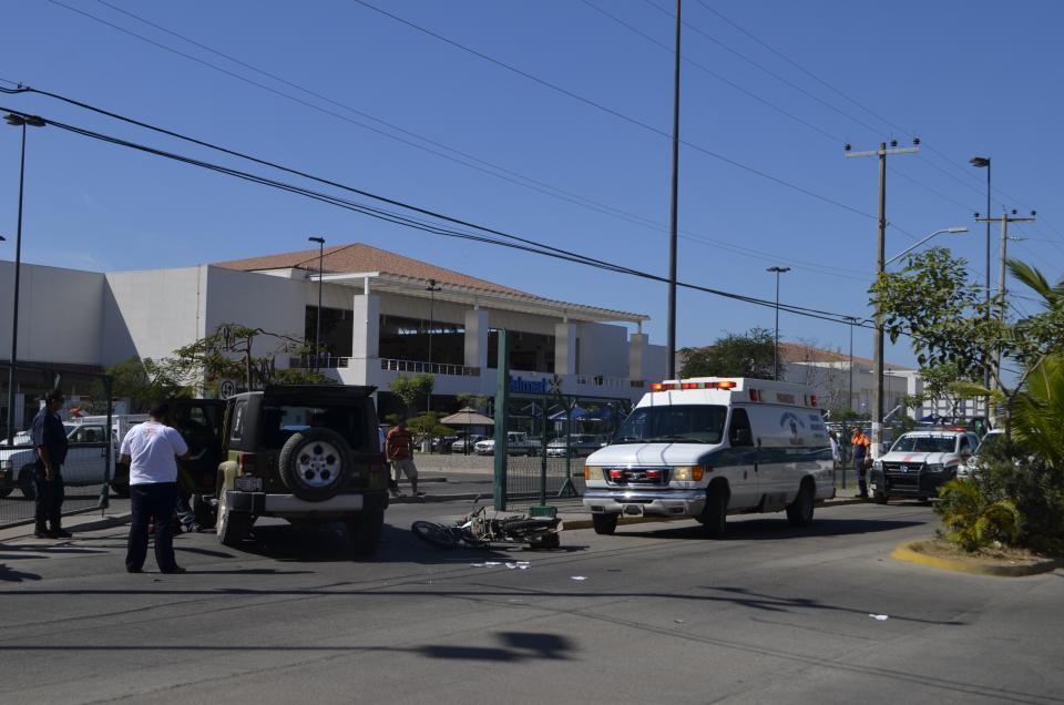 29Sucesos (1) Se le atravesó un jeep y motociclista está herido