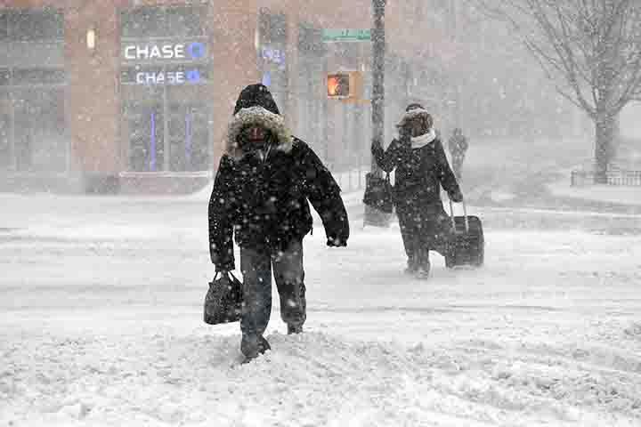 Massive Winter Storm Brings Snow And Heavy Winds Across Large Swath Of Eastern Seaboard Tormenta invernal cancela cuatro mil vuelos en EU