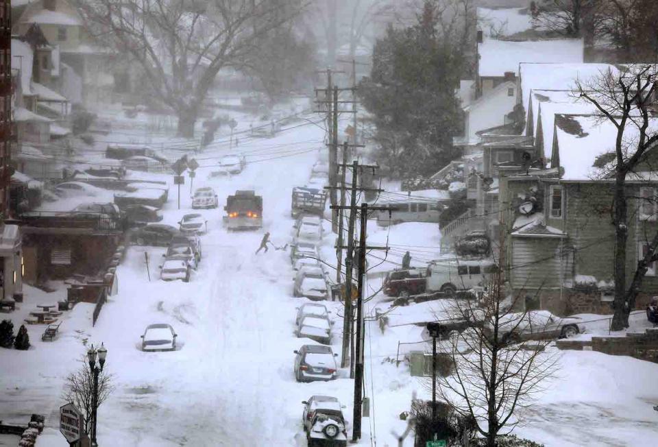 Massive Winter Storm Brings Snow And Heavy Winds Across Large Swath Of Eastern Seaboard Tormentas invernales dejan sin energía a 120 mil en Canadá