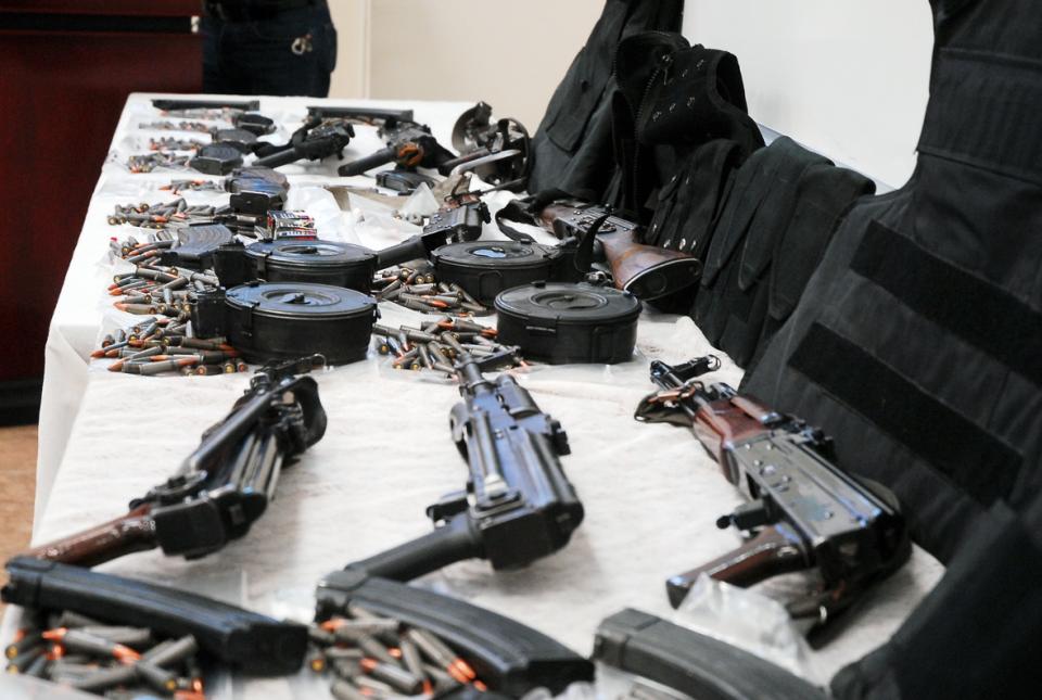 04y05Bahía Tema del Día04 Fallan en robos de armas