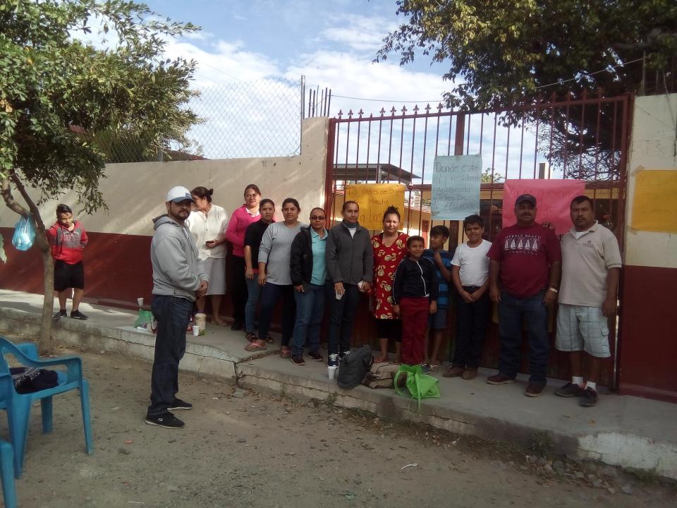 12y13Bahía (11) Toman los Padres de familia, la escuela de San Juan Papachula