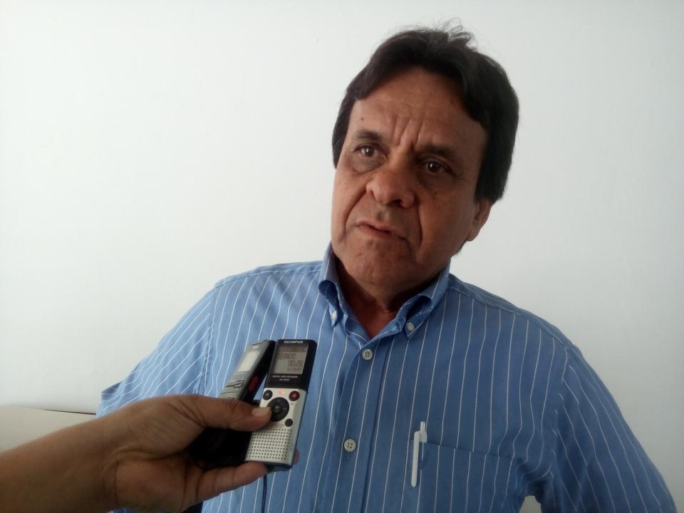 12y13Bahía (2) Antonio Echevarría, viene a Bahía a entrega escrituras de vivienda