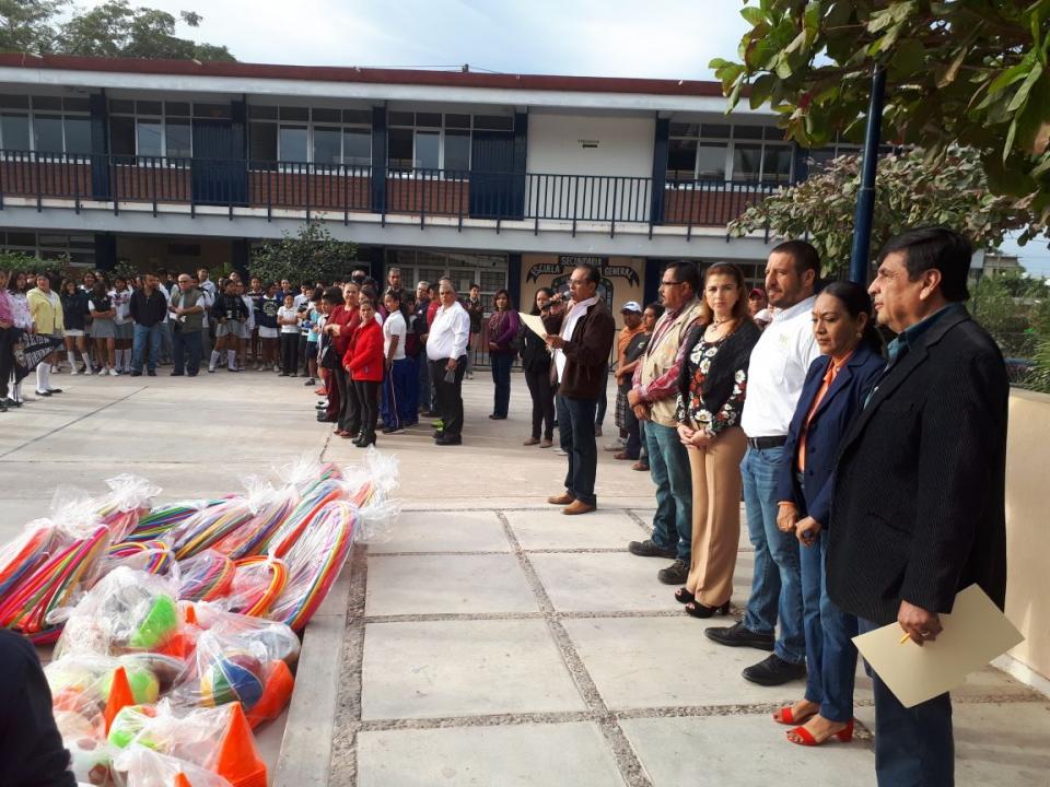 12y13Bahía (4) Apoyará Ayuntamiento a escuelas de Puerto Vallarta