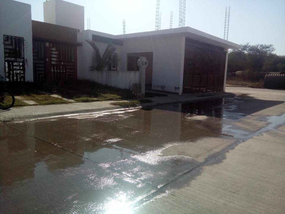 14y15Bahía (1) Tapan canal de riego en Alta Vela y este afecta casas aledañas