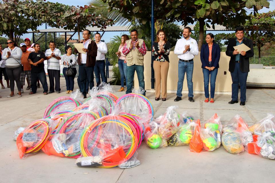 18y19Bahía (7) Entregan material deportivo a 30 escuelas públicas de PV