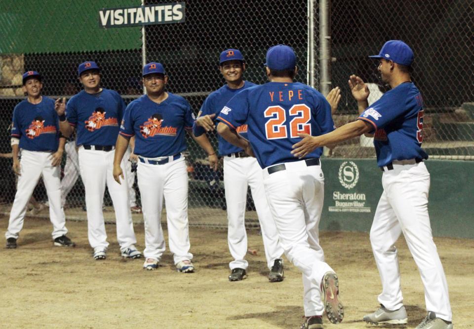 24y25Deportes (1) REGRESÓ EL SOFTBOL LOCAL… Panaderos le pegan a Diablos