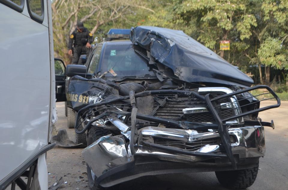 26y27Sucesos (1) Cuatro policías de la Fuerza Única heridos al chocar vs camión urbano
