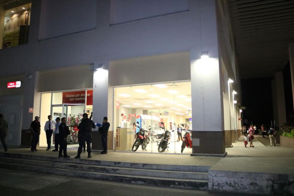 28y29Sucesos (11) Asaltan a clientes de banco Famsa en la Macro Plaza