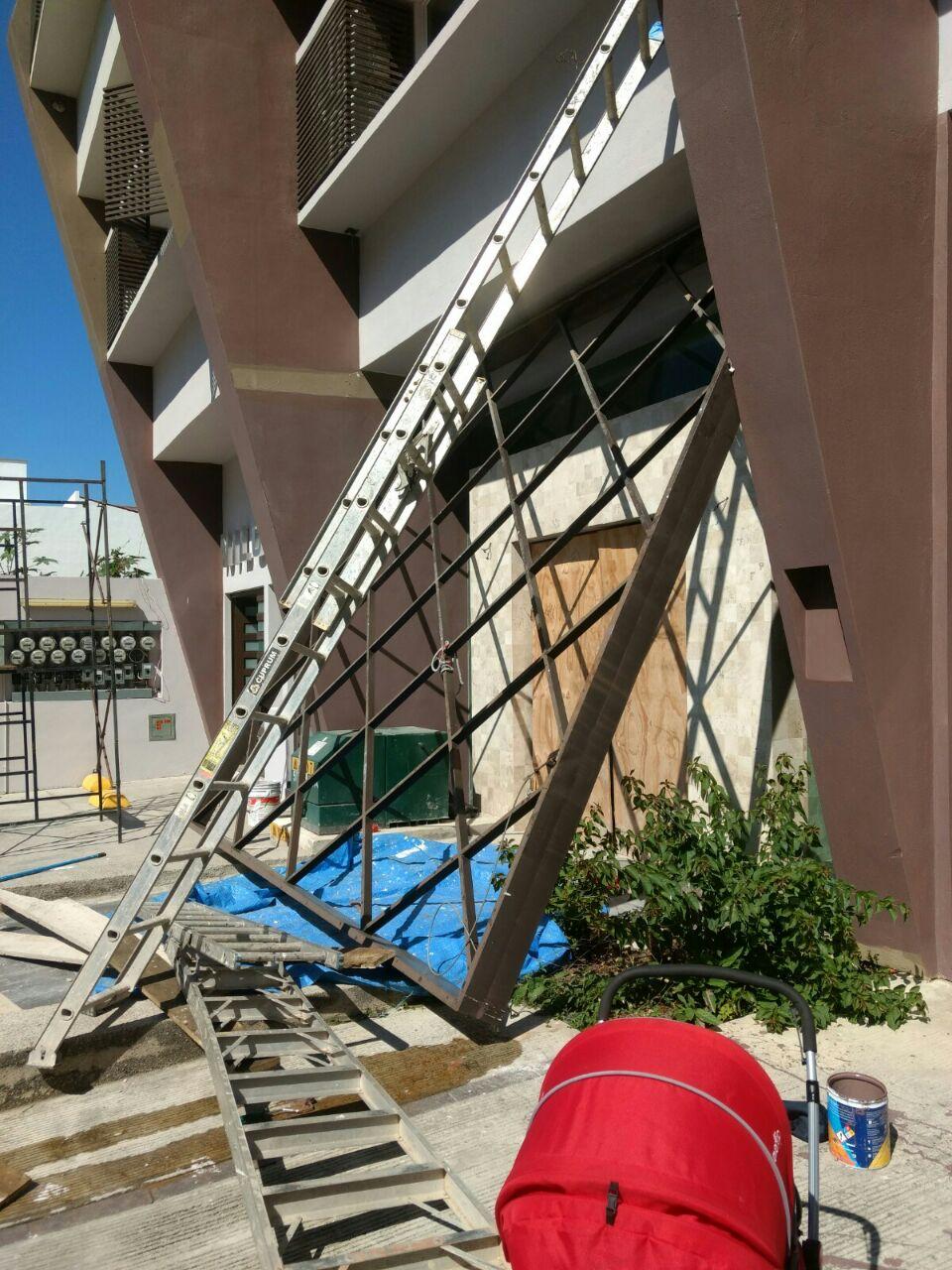 28y29Sucesos (5) Pintores heridos al caerles encima estructura metálica mal puesta
