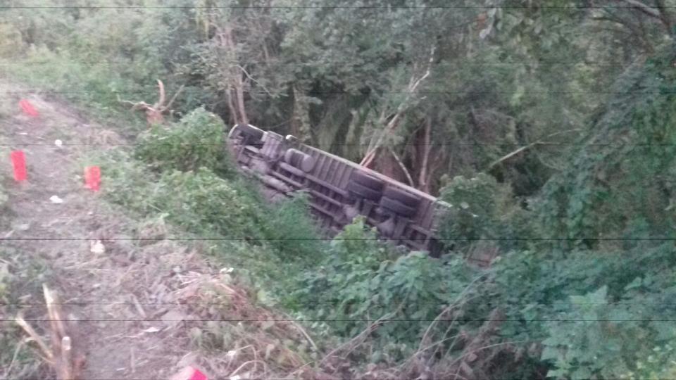 29Sucesos (4) Volcadura de Torton, causa estragos en la carretera 200