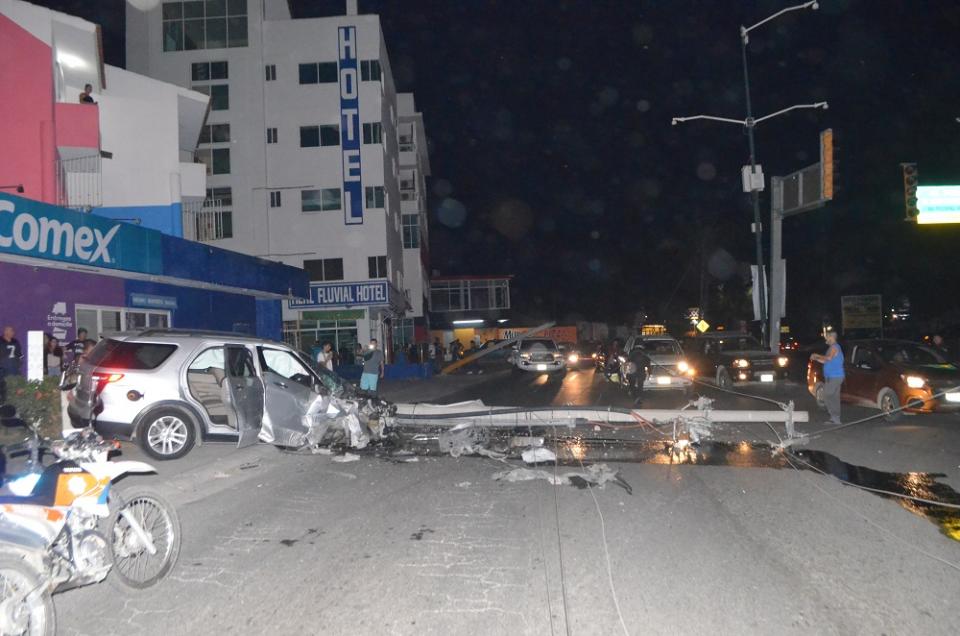 30y31Sucesos (1) Destroza su carro contra un poste, lo derriba y deja sin luz a varias colonias