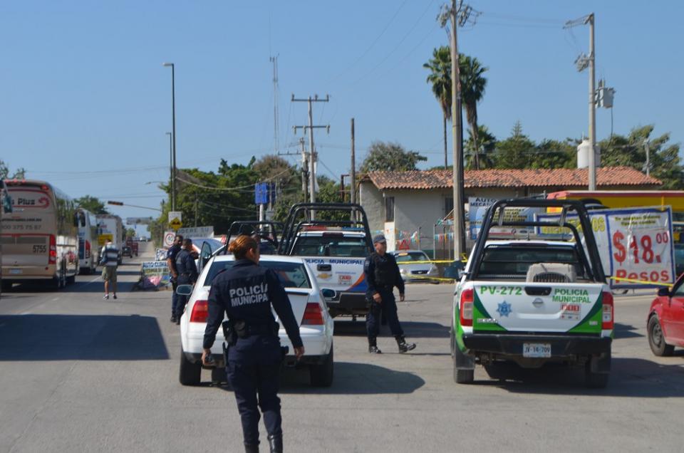30y31Sucesos (1) Policías retienen a sospechoso de robo a mano armada