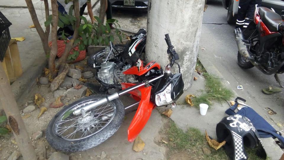 30y31Sucesos (2) Motociclistas heridos al chocar con un poste