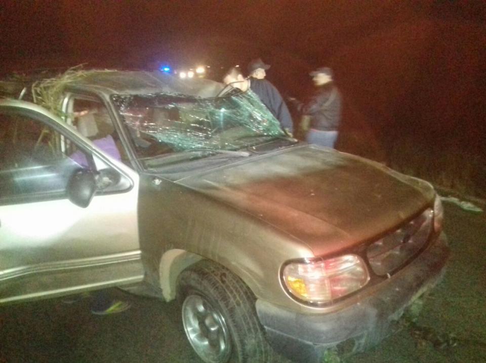 30y31Sucesos (8) Se volcó camioneta por camino Valle a Bucerías