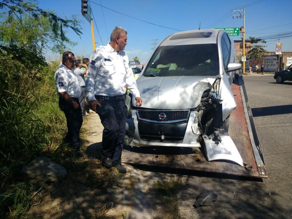 30y31Sucesos (9) Destroza su Sentra contra un poste