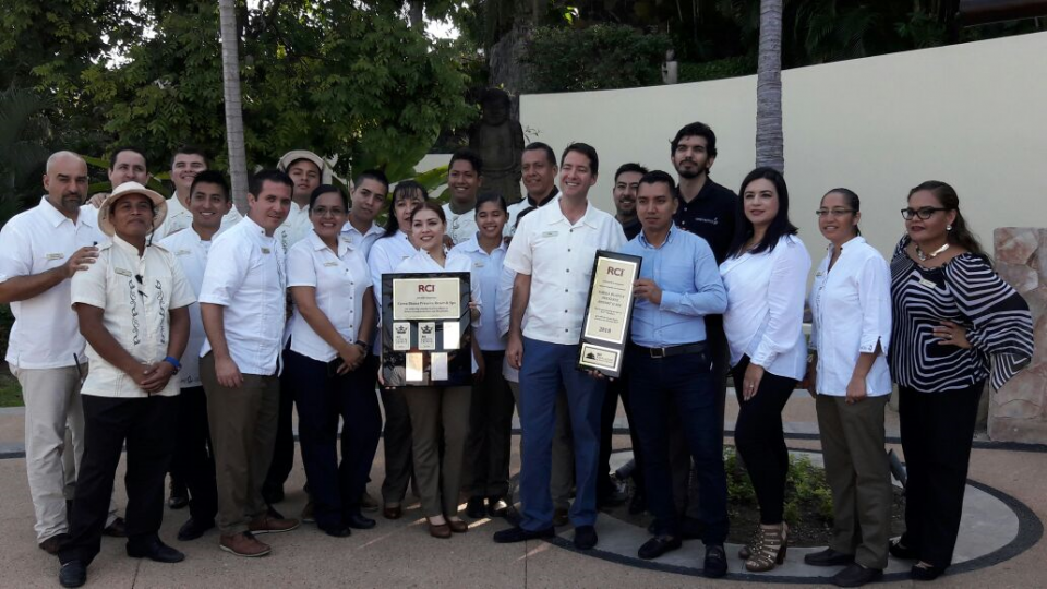 08y09Bahía (3) Reconocen a personal de ventas de Garza Blanca por altas ventas