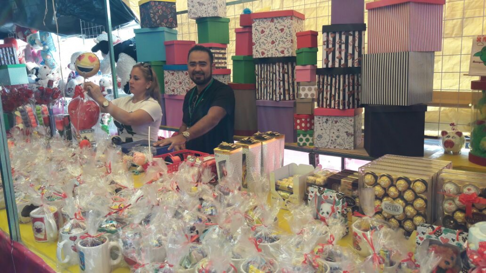 10y11Bahía (7) Se respiró el amor y la amistad en el Pitillal con venta de regalos
