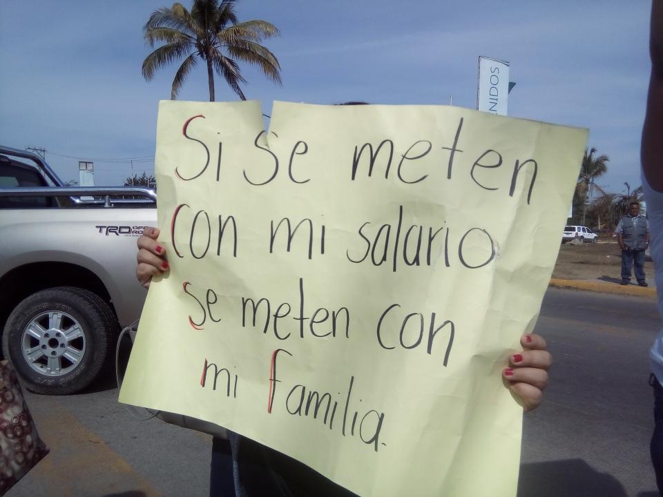 12y13Bahía (1) Sin pago de sueldos maestros de Bahía bloquearon boulevard