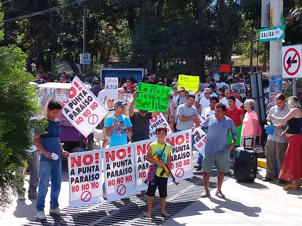12y13Bahía (1) Repudian edificios “Punta Paraíso”; se manifiestan 300 personas