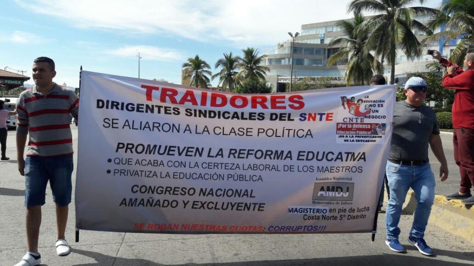 21f6118c-69a8-4fe3-bea6-a7018243e555 Marchan maestros en Puerto Vallarta por repudio a comitiva del SNTE