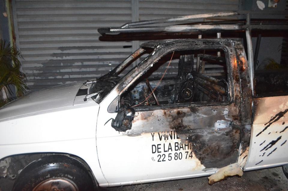 22y23Sucesos (6) Manos criminales le prenden fuego a camioneta