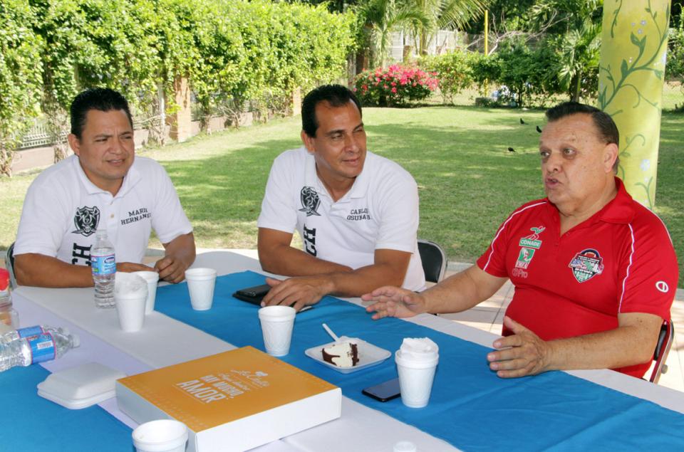 24y25Deportes (1) Reciben tocheros al Presidente de Federación de Futbol Americano