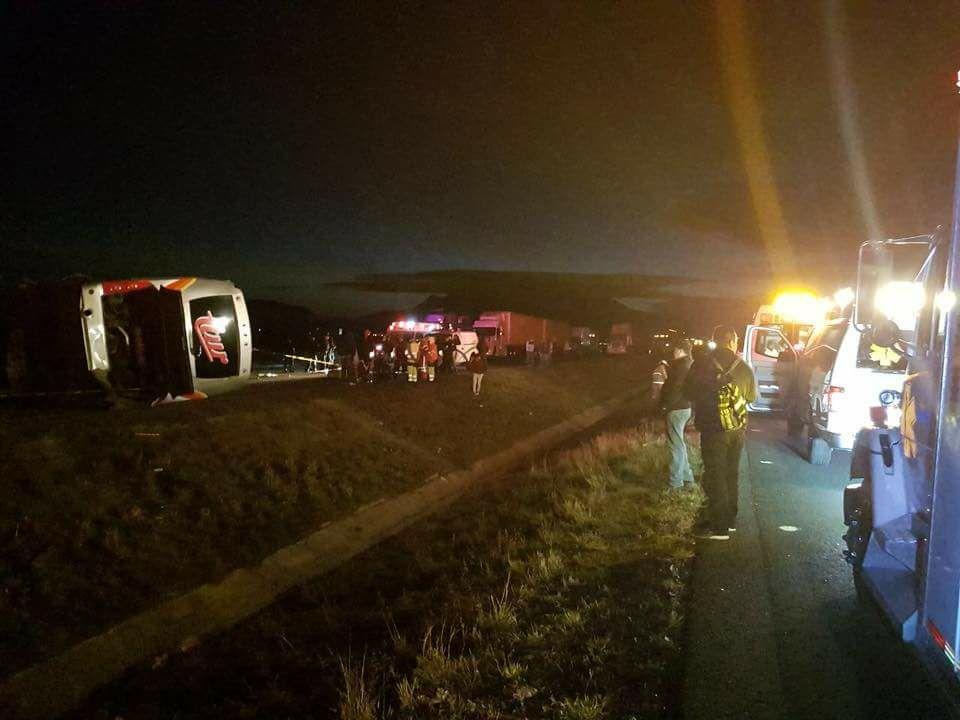 26y27Sucesos (1) UN MUERTO Y 20 HERIDOS… Mortal volcadura de camión con derechohabientes del IMSS